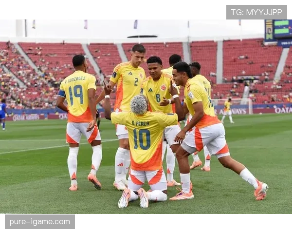 哥伦比亚队边路闪电突袭，强势进攻引爆全场