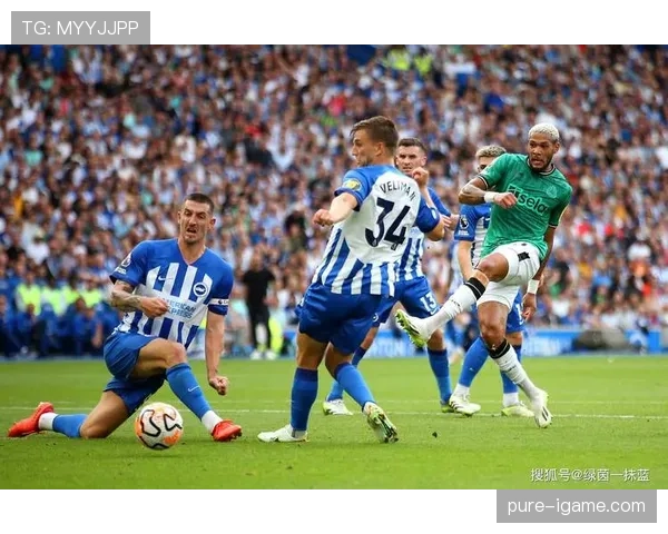 阿克建功助曼城登顶英超积分榜，球队状态强势回暖