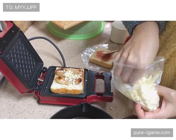 凯蒂·莱德基每天游5公里后吃早餐的样子，真就拿铁当水喝？